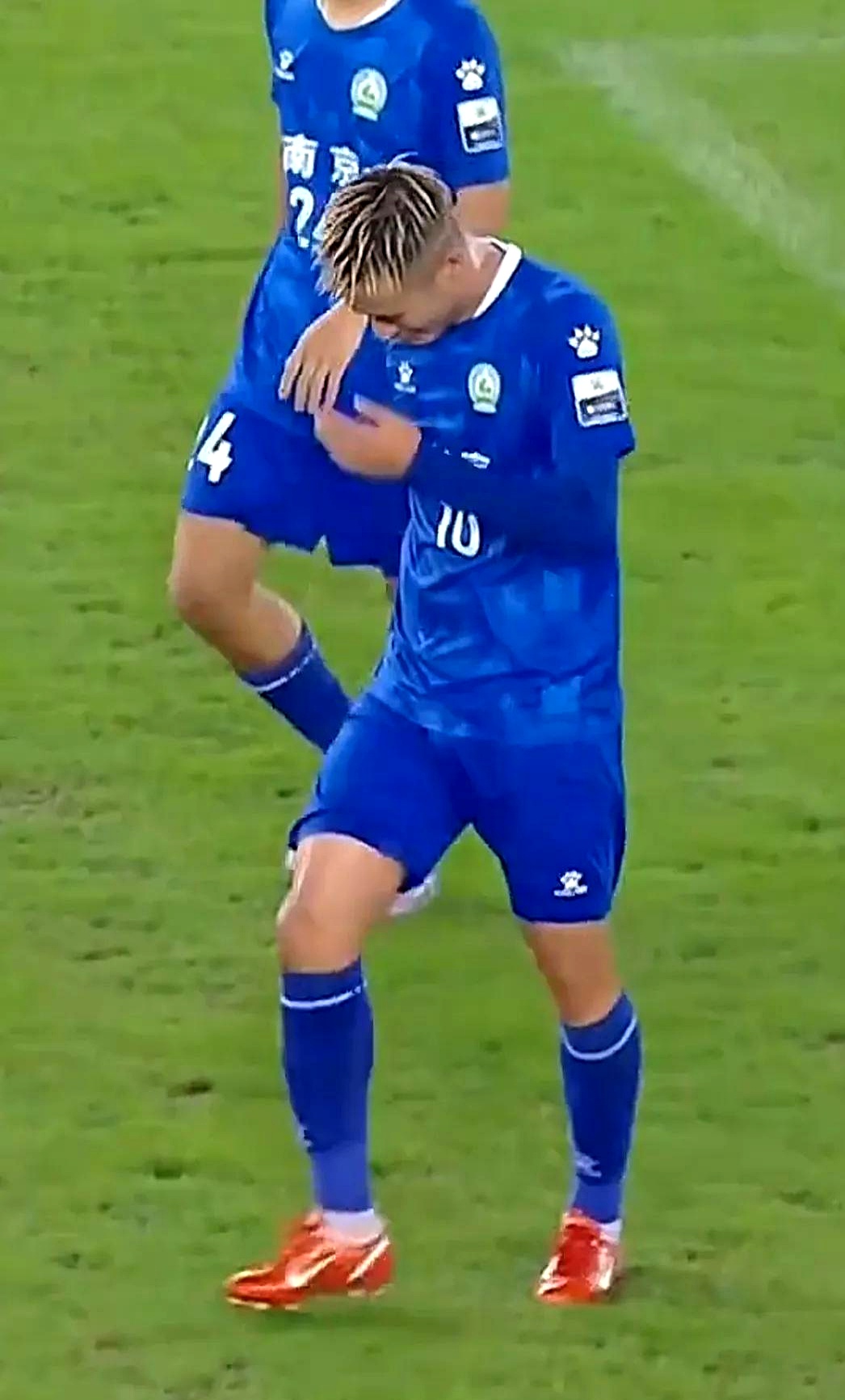 包含本菲卡发布备战花絮，窗口期远射贴柱，意甲任务艰巨，临场指挥获称赞的词条