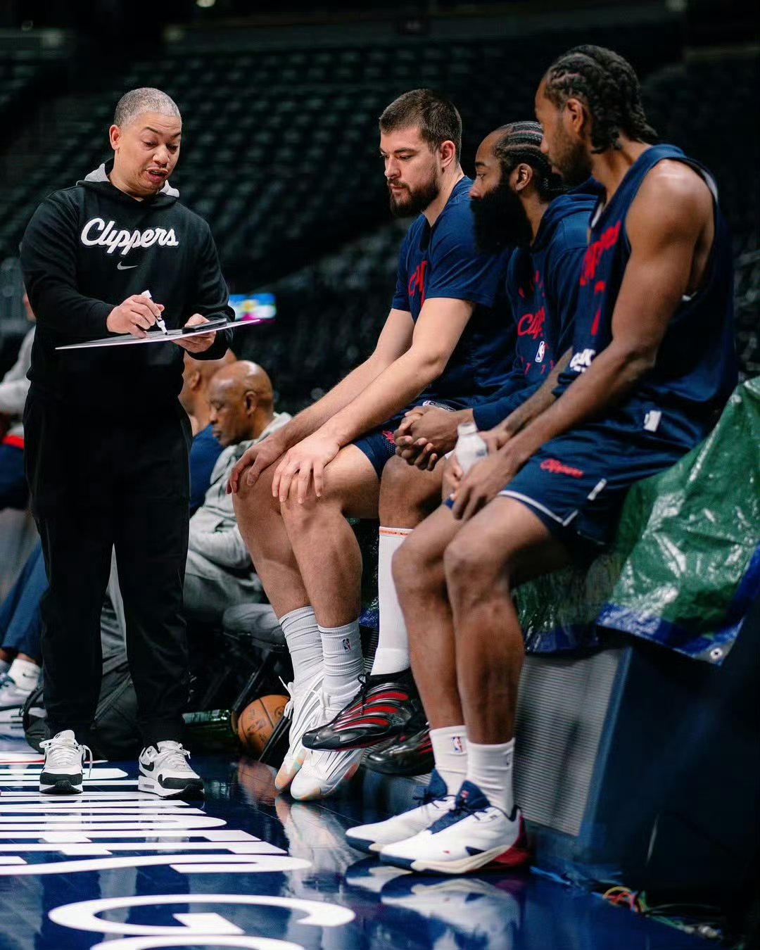 洛杉矶快船发布备战花絮；国际比赛日刷新队史纪录；德国杯任务艰巨；高层口径保持一致(洛杉矶快船官网)